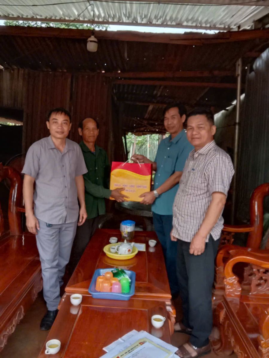 ( Đoàn thăm và tặng quà ông:Rơ Lan Juẽch, bệnh binh từ 61-80%)
